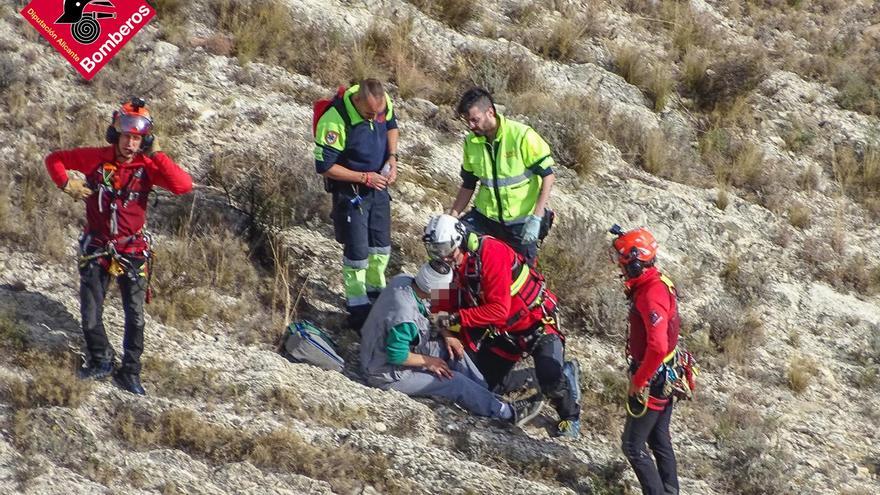 Los bomberos rescatan a un hombre tras caerse en la zona del Betlemet de Xixona