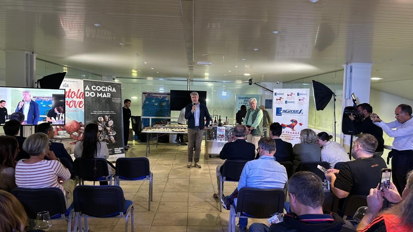 La jornada gastronómica La Cocina del Mar, que ofrece Emgrobes en la sala mirador de la lonja de contratación grovense.