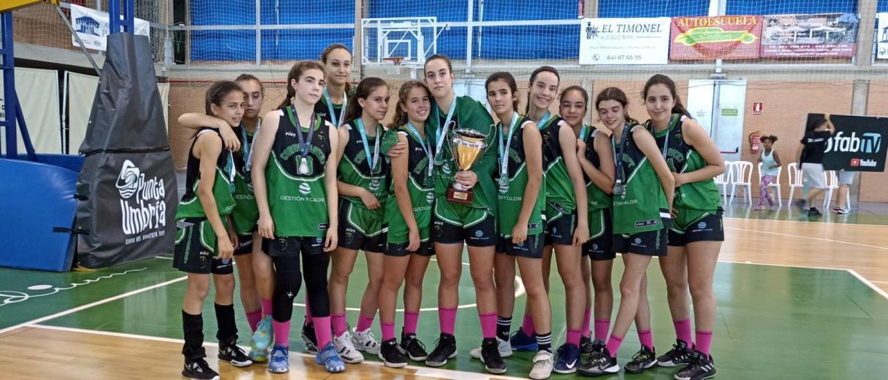 Las jugadoras del Cordobasket, con el trofeo de campeón andaluz infantil femenino de baloncesto.