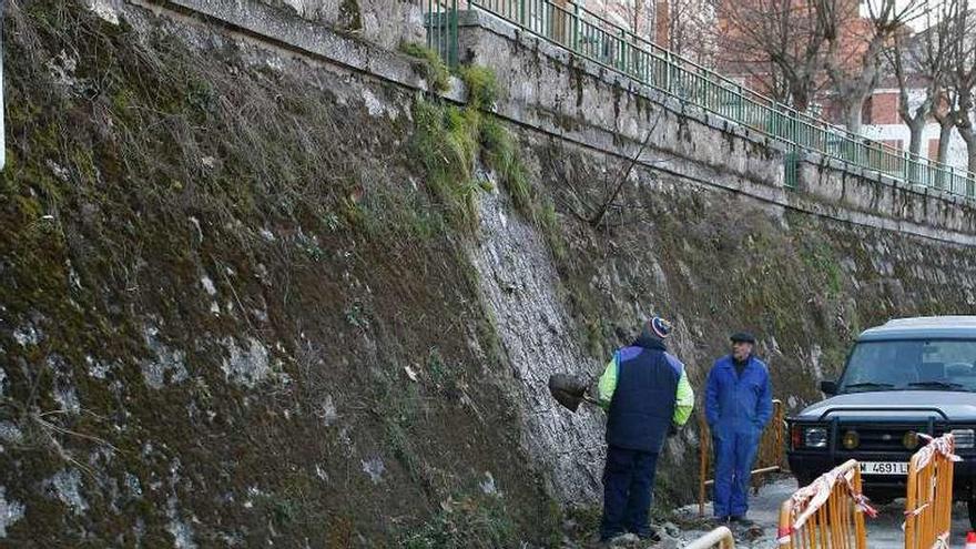 Operarios trabajan en subsanar las filtraciones.