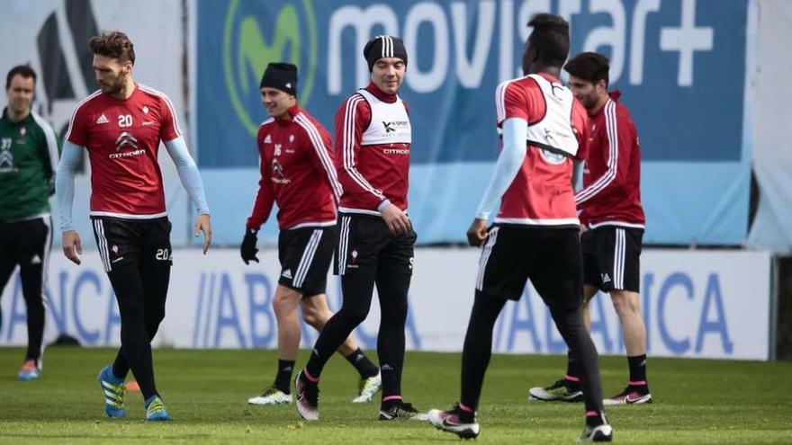 Sergi Gómez, Drazic, Aspas, Pape, de espaldas, y Planas, durante un reciente entrenamiento en las instalaciones de A Madroa. // Adrián Irago