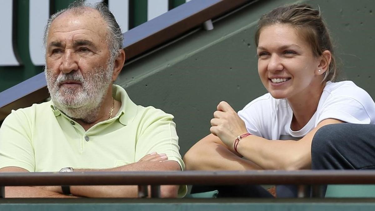 Simona Halep, junto a Ion Tiriac, viendo la semifinal masculina Murray-Wawrinka en París.