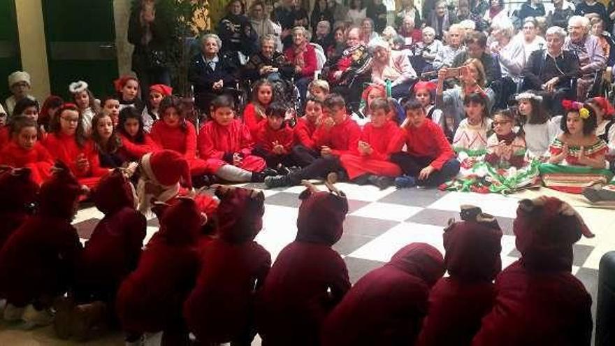 La actividad intergeneracional en el geriátrico de Laviana.