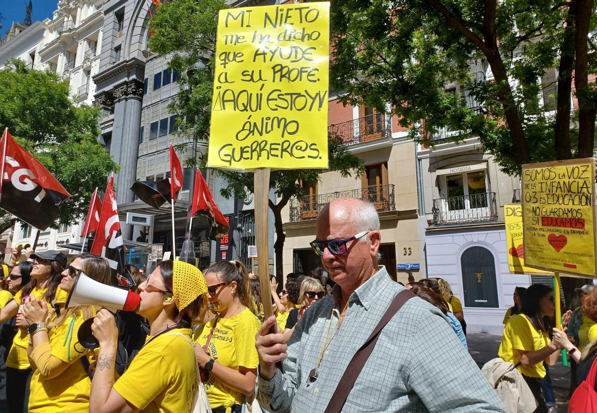 Concentración de educadoras infantiles ante la sede de la Consejería de Educación de la Comunidad de Madrid, en la calle de Alcalá.