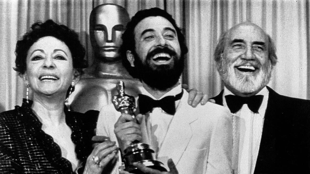 La acriz Encarna Paso, el director José Luis Garci y el actor Antoni Ferrandis posan el 11 de abril de 1983 con el Oscar por su película &#039;Volver a empezar&#039;.