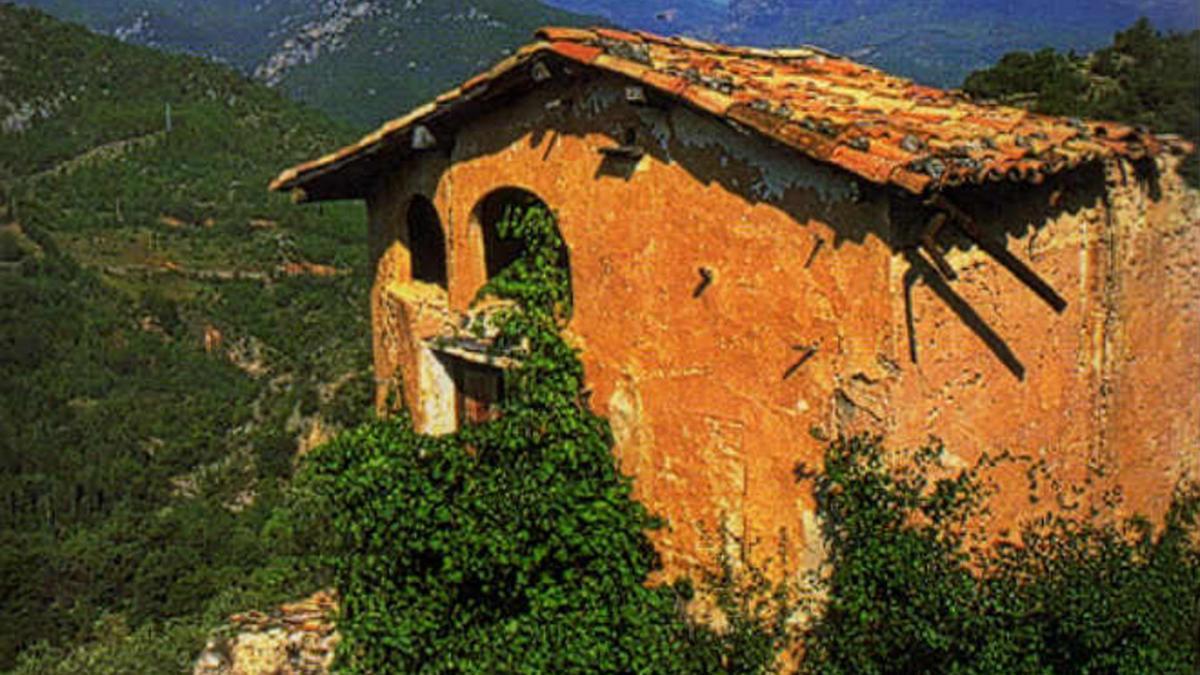 Una masía encaramada en uno de los peñascos de Tost, en el Alt Urgell.