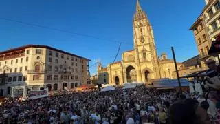 Miles de personas llenan la plaza de la Catedral de Oviedo en repulsa a una agresión "fascista": "Asturias es una región de acogida"