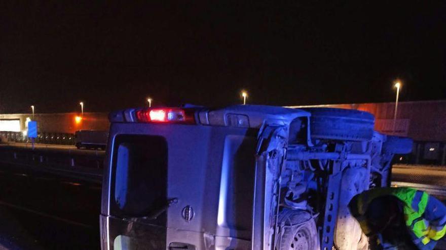 Dos trabajadores heridos al volcar una furgoneta en la calzada en la A-23, cerca de Villanueva de Gállego