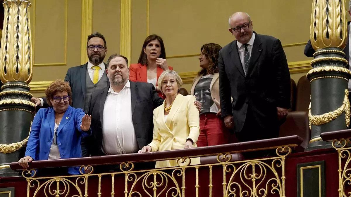 Dolors Bassa, Oriol Junqueras y Carme Forcadell (ERC) en la tribuna del Congreso. /