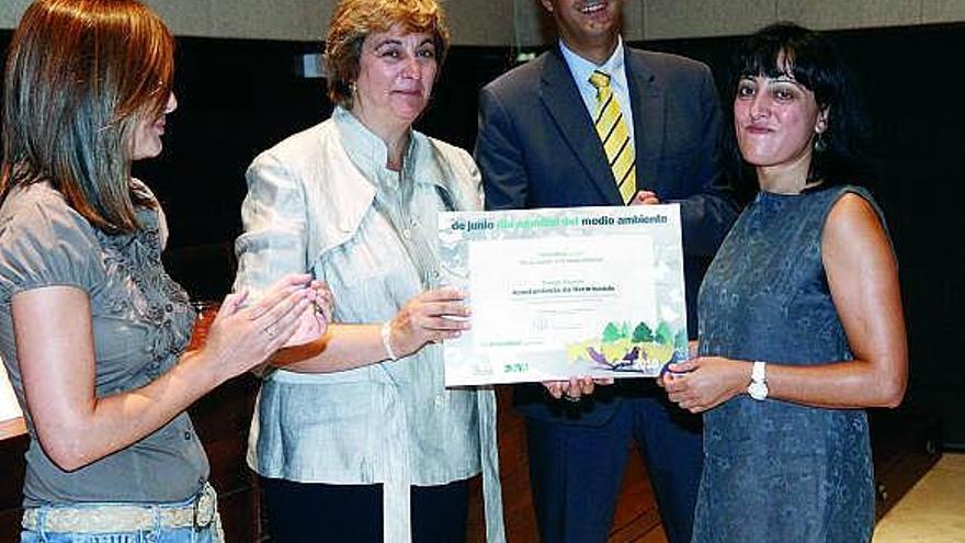 Foto de familia de premiados y autoridades, en el Museo Etnográfico.