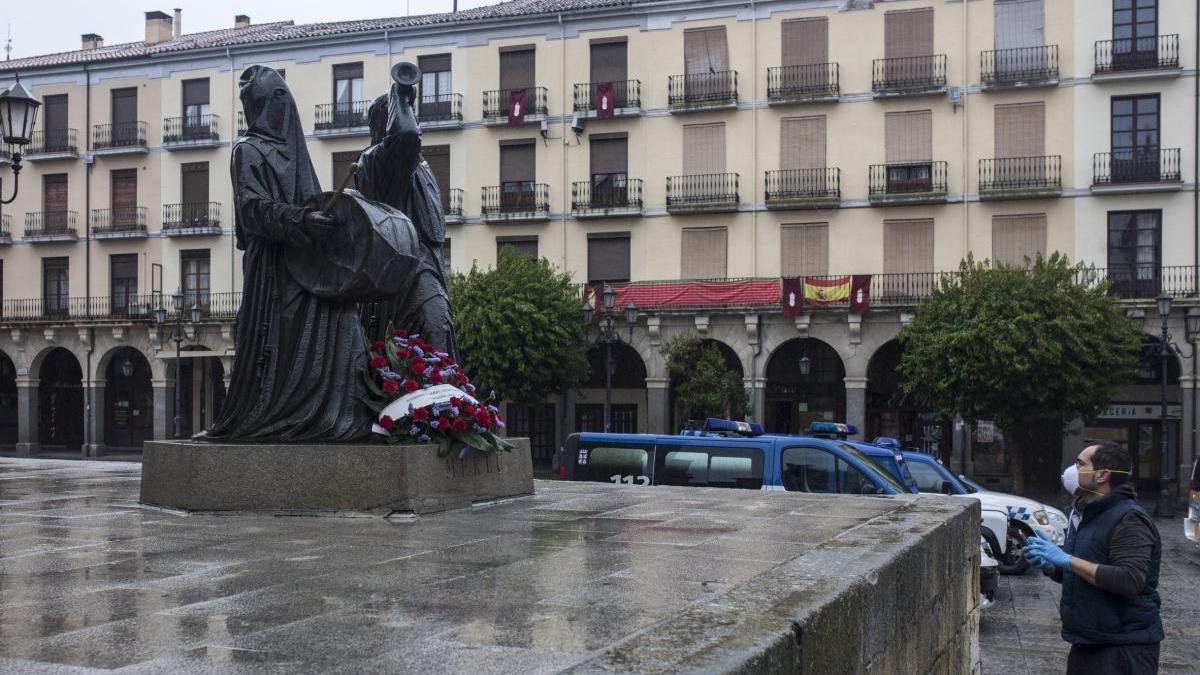 El merlú, con flores tras la cancelación de las procesiones de la Semana Santa por el coronavirus.