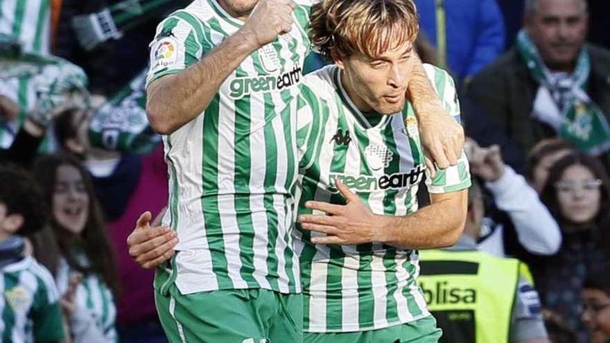 Joaquín felicita a Sergio Canales tras anotar éste el gol del triunfo bético ante el Atlético de Madrid. // Efe