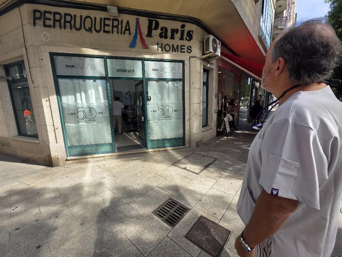 El establecimiento se ubica en la esquina de la calle Ramón y Cajal con la Praza de Ravella.