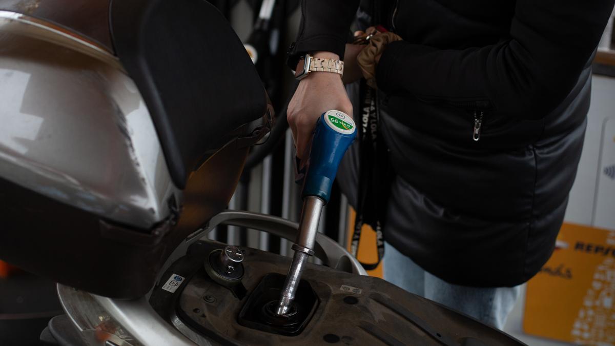 Archivo - Un hombre reposta gasolina a su moto, en una gasolinera de Barcelona, a 11 de marzo de 2022, en Barcelona, Cataluña (España). Desde que comenzó la guerra por la invasión rusa a Ucrania el pasado 24 de febrero, los precios se han incrementado en