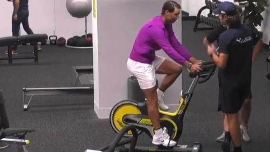 Rafa Nadal minutos después de ganar el Open de Australia sobre su bicicleta.