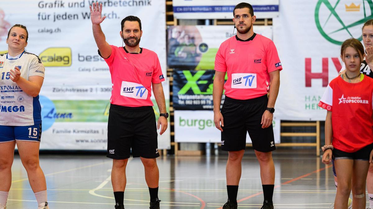 Miguel Soria, junto a su compañero gijonés Jesús Álvarez, ha comenzado el nuevo curso internacional con la EHF Woman's European Cup.