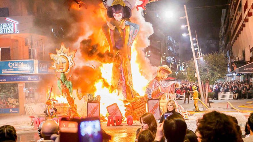 Las llamas apagan las Fallas de Benidorm