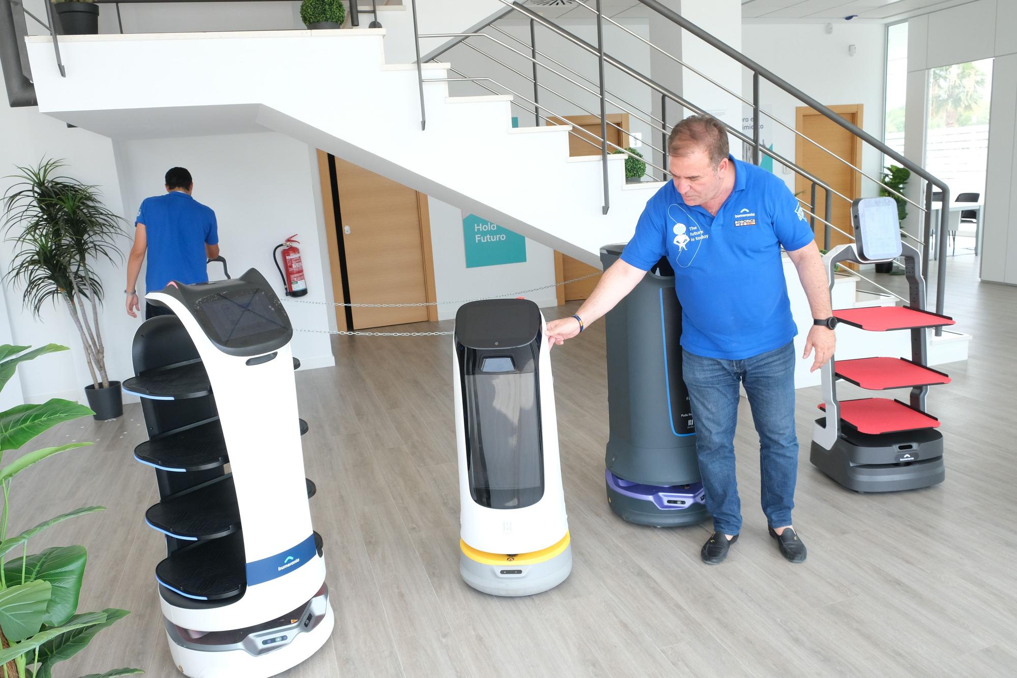 Distintos modelos de los robots camareros que tiene Bumerania en sus instalaciones del Parque Empresarial, dotados con bandejas.