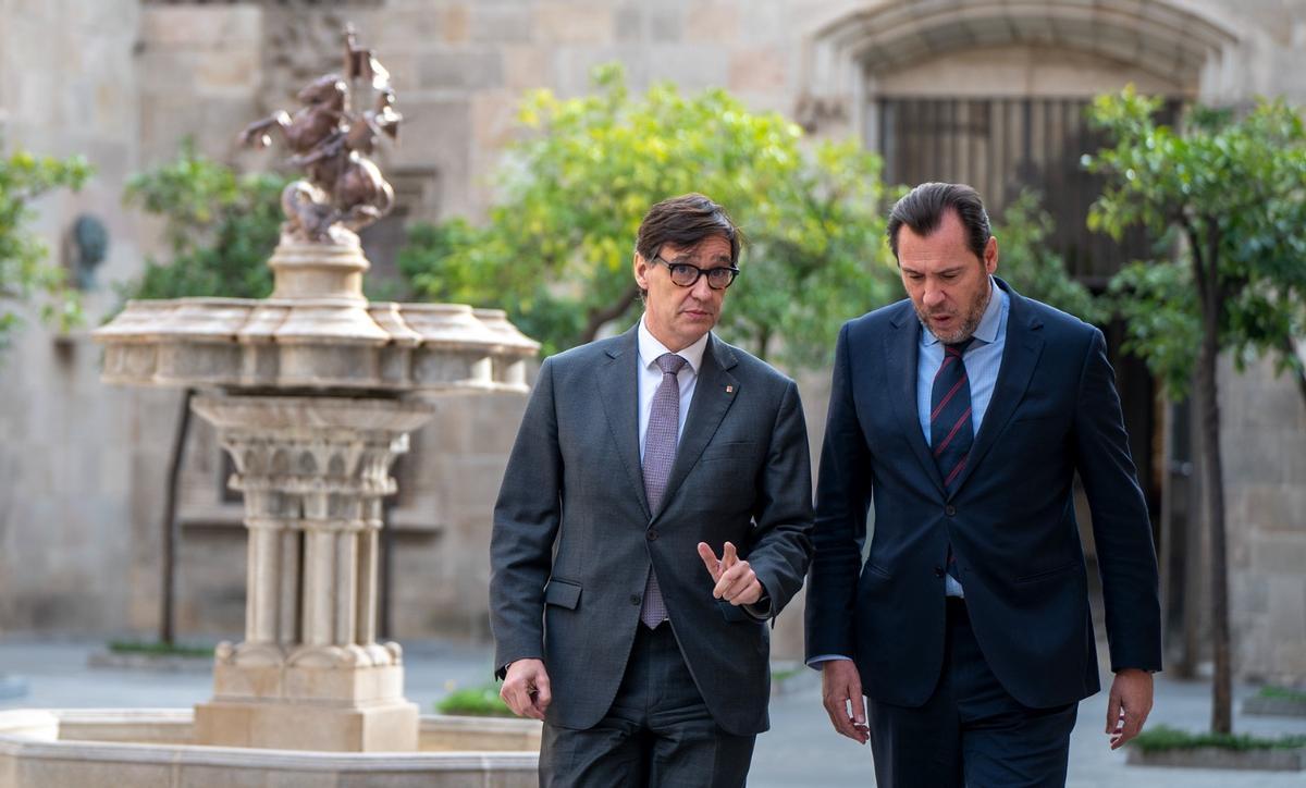 El president de la Generalitat, Salvador Illa, y el ministro de Transportes, Óscar Puente, en el Palau de la Generalitat.