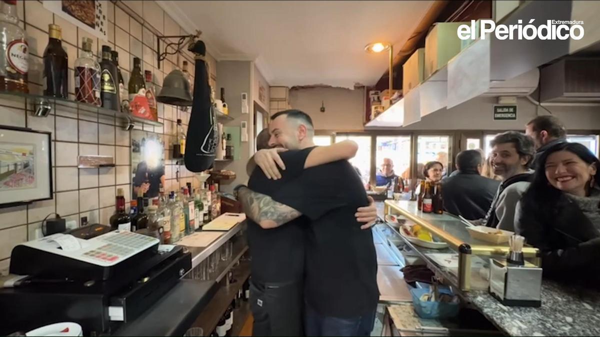 Vídeo | Así ha sido la despedida a Enrique Carrero, que baja la persiana del bar Zani
