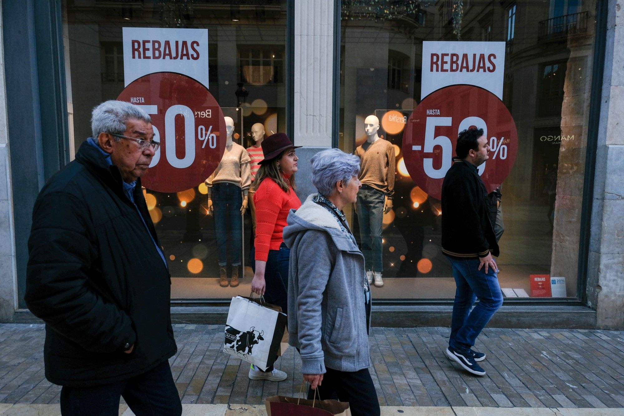 Primer día de las rebajas de enero en el Centro de Málaga