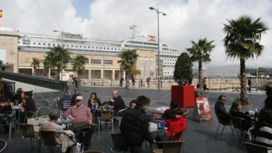 Cruceristas del &quot;Oriana&quot; y visitantes disfrutan ayer de una terraza en A Laxe.  // Jesús de Arcos
