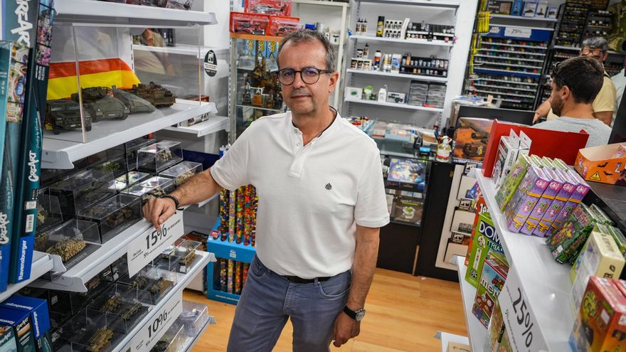 Espina Hobbies cierra en el Casco Antiguo: &quot;Sin gente paseando, no hay ventas&quot;