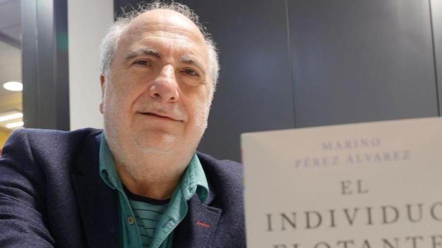 Marino Pérez, ayer, en la sede de LA NUEVA ESPAÑA, con su nuevo libro.