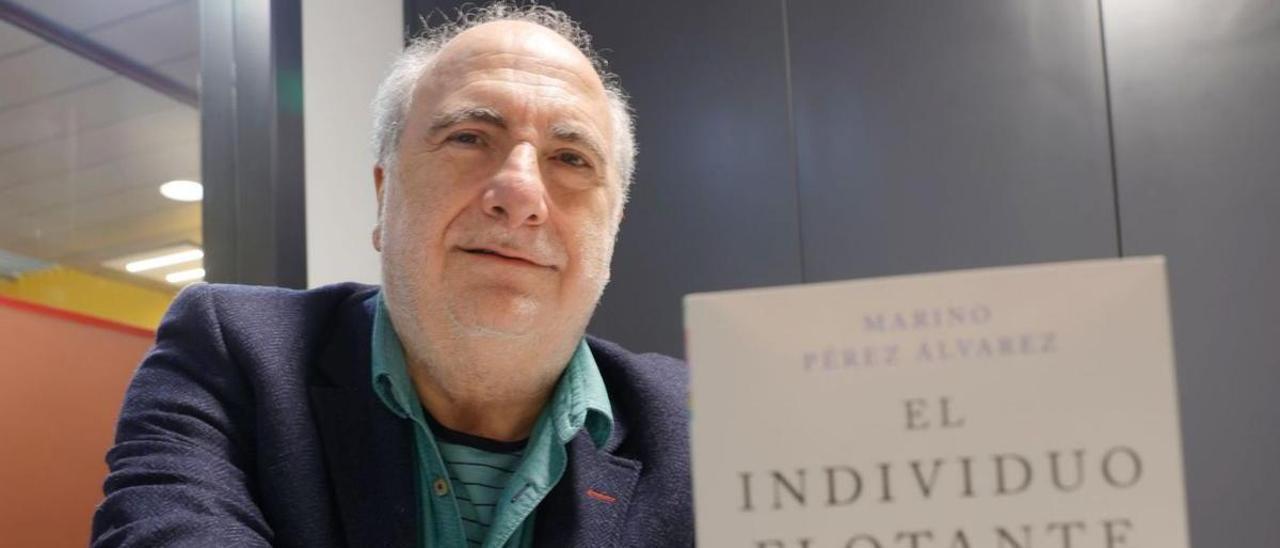 Marino Pérez, ayer, en la sede de LA NUEVA ESPAÑA, con su nuevo libro.