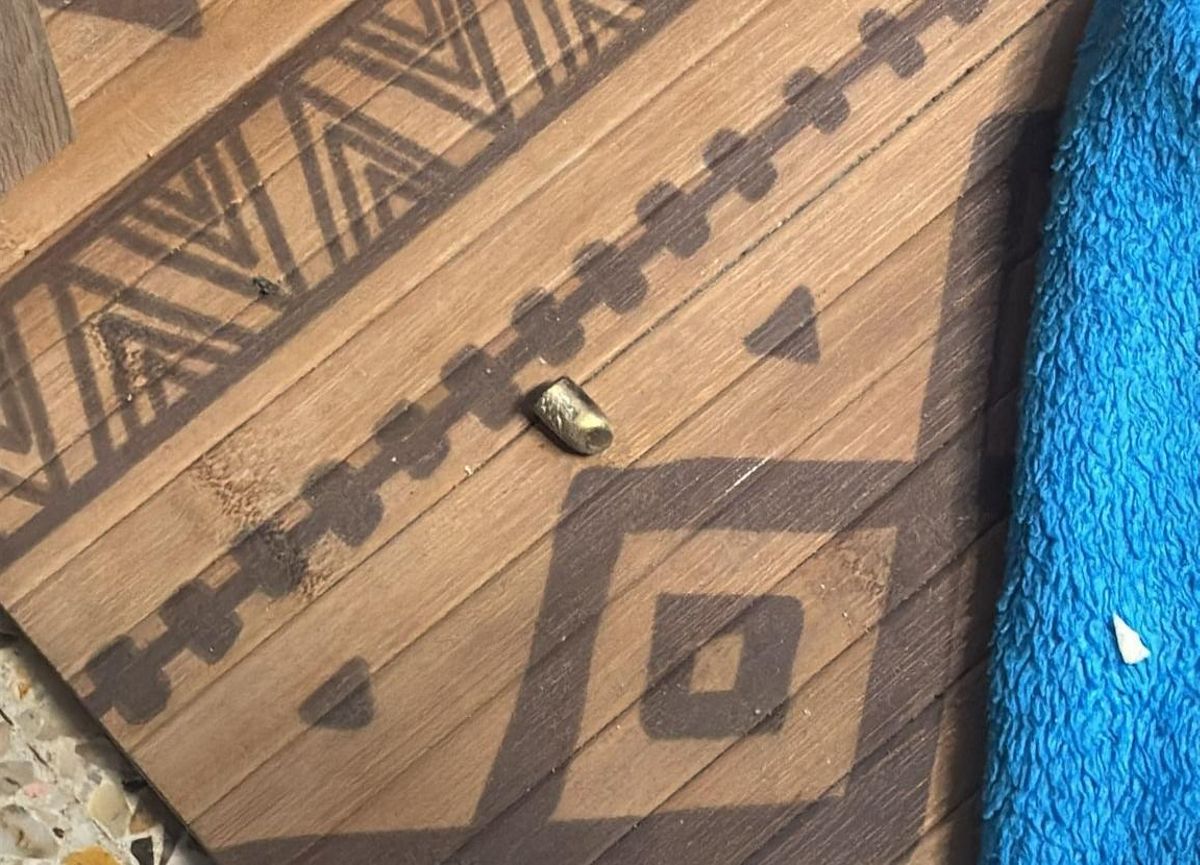 Un casquillo de bala hallado en un piso de La Mina tras el tiroteo de anoche.