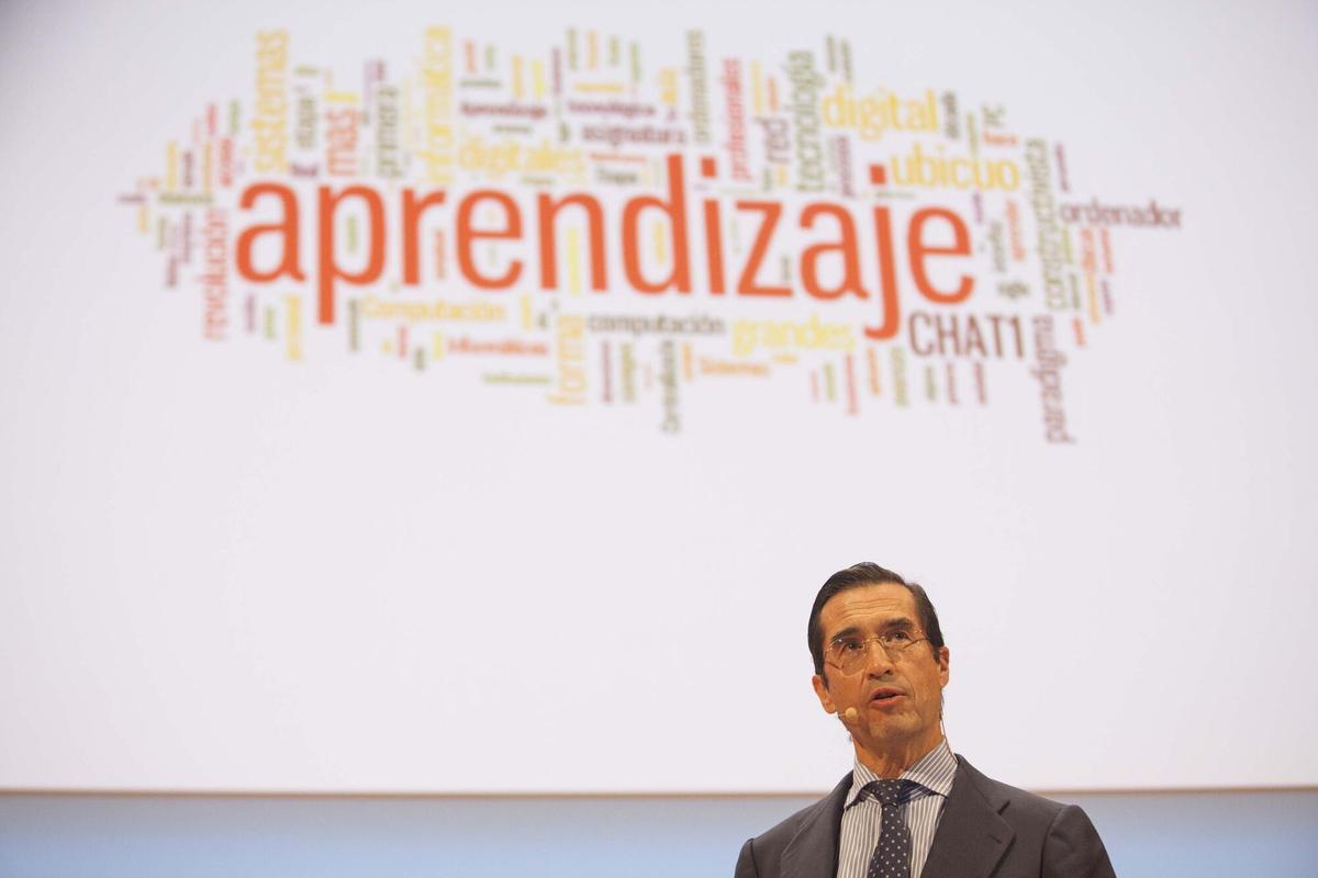 Mario Alonso Puig dando una conferencia.