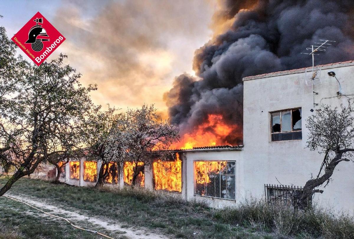 Declarado un incendio en una fábrica abandonada de Biar