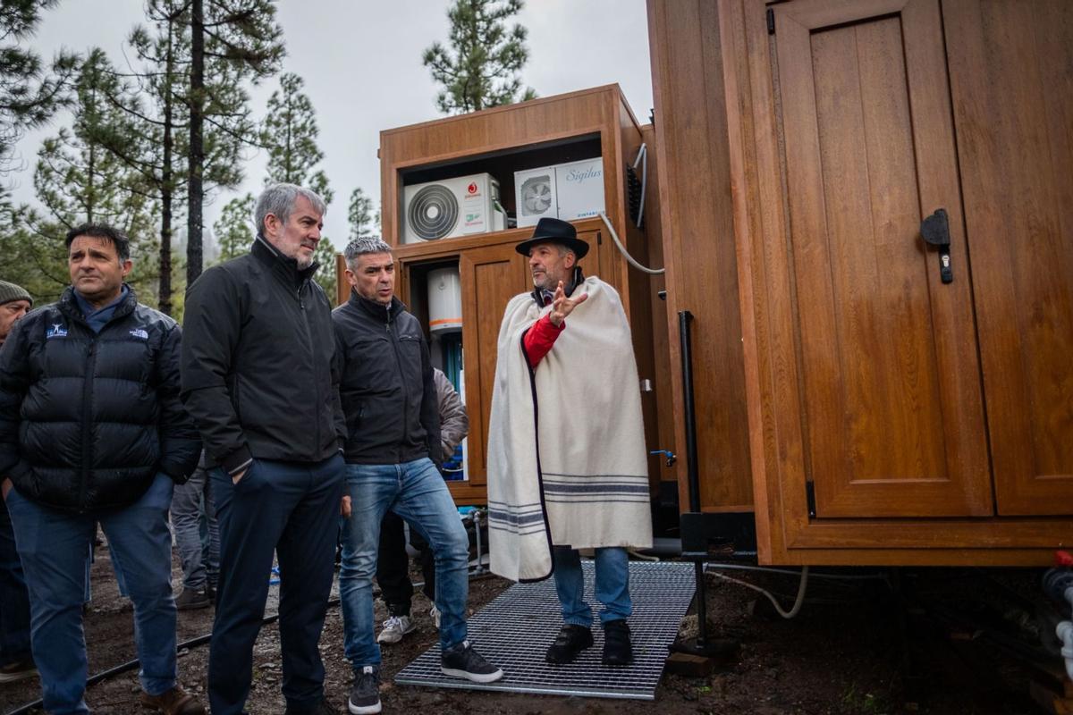 Visita de Clavijo a la primera quesería portátil, en Artenara Visita de Clavijo a la primera quesería portátil, en Artenara