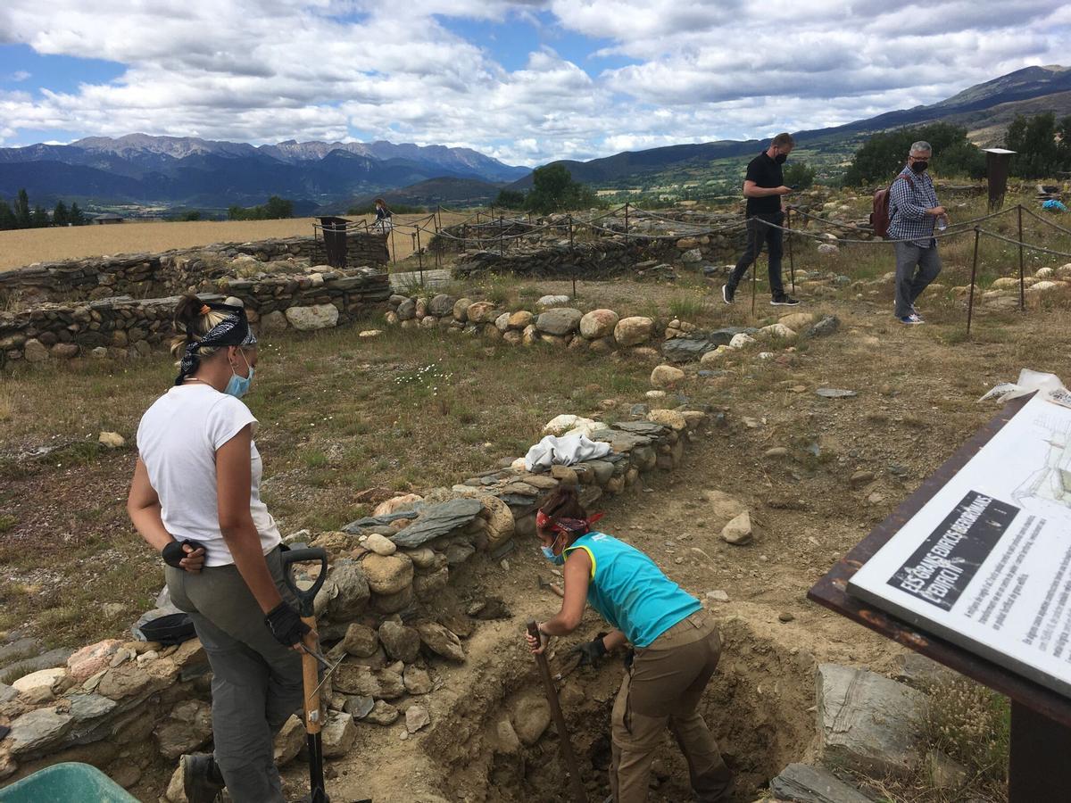 BOLVIR . JACIMENT CASTELLOT . ARQUEOLEGS TREBALLANT EN EXCAVACIO