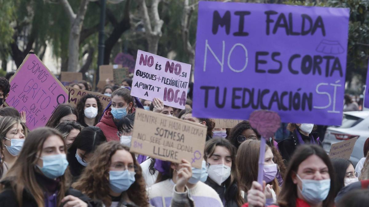 Manifestación de estudiantes de la Facultad de Historia por el 8M, Día de la mujer, en Valencia.