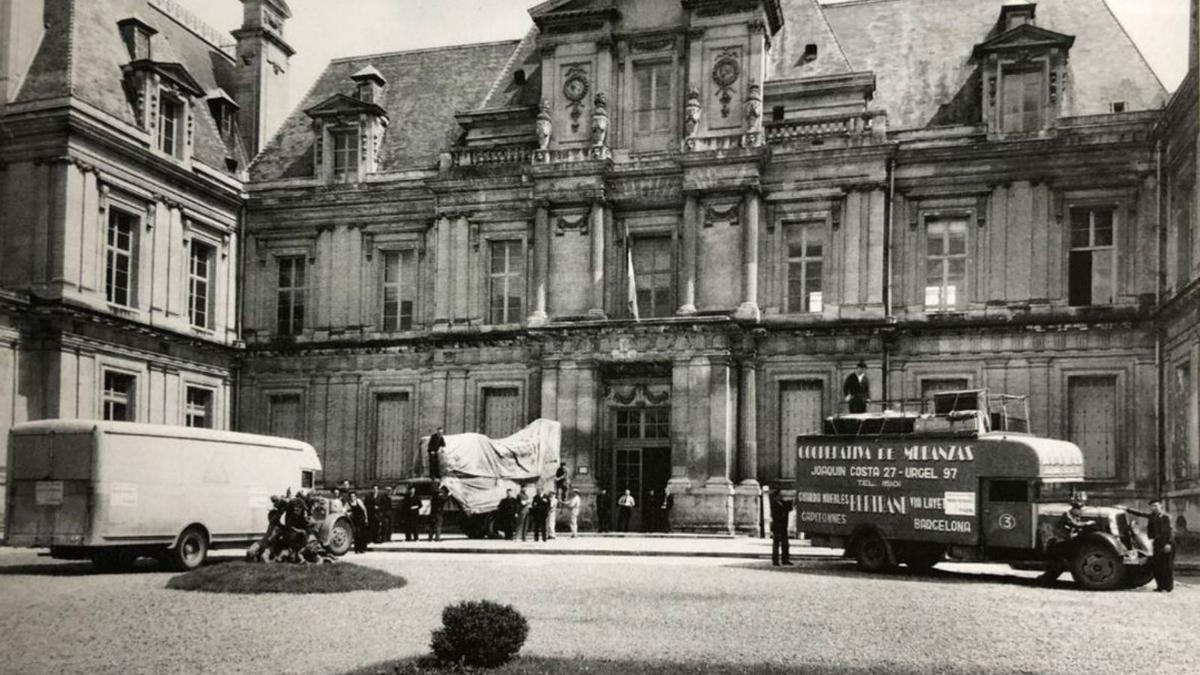  Treballs de descàrrega d’obres al castell de Maisons-Laffitte,el 28 de maig del 1937.