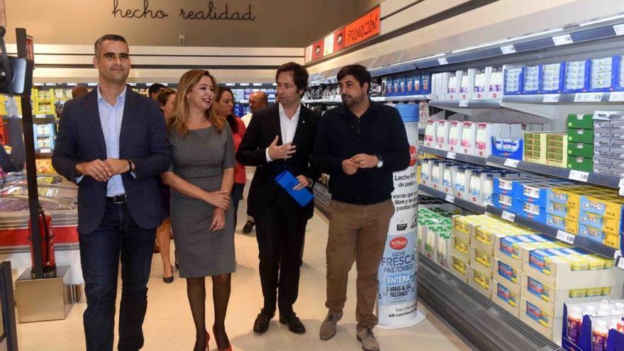 De izquierda a derecha, Alexis Tejera, Dolores Corujo, Daniel Picazo y David Rocío, hoy, en la tienda de Lidl en Playa Honda.