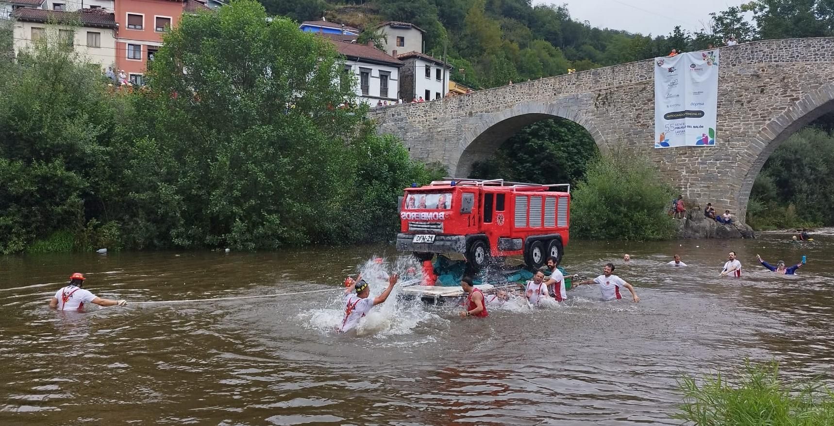 Así está siendo el Descenso Folklórico del Nalón, con 7.000 navegantes