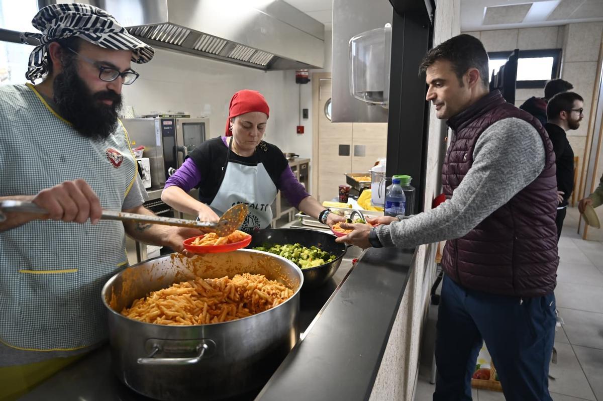 Familias de Peñaflor estrenando la cocina del colegio, el pasado viernes.