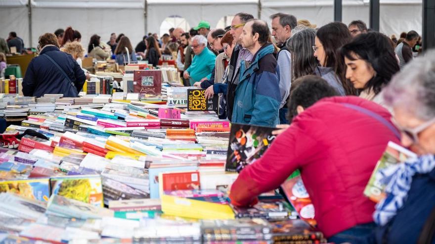 La plaça de Catalunya acull la Fira del Llibre Vell.