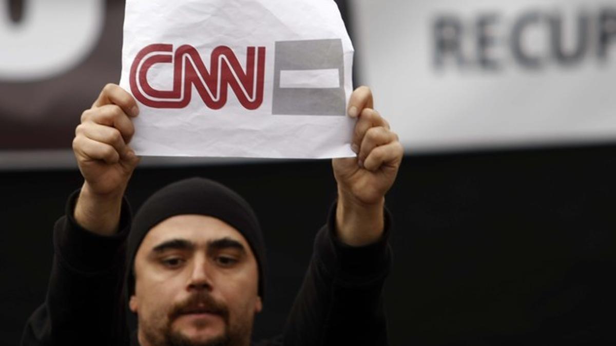 Un trabajador de CNN+ protesta por el cierre de la cadena, el pasado día 18.