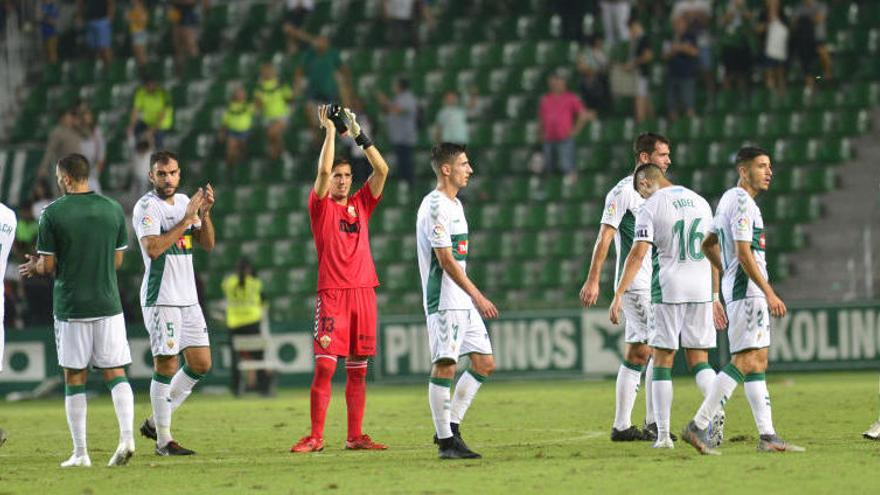 Los jugadores del Elche agradecen el apoyo de la afición al final del partido frente a la Ponferradina