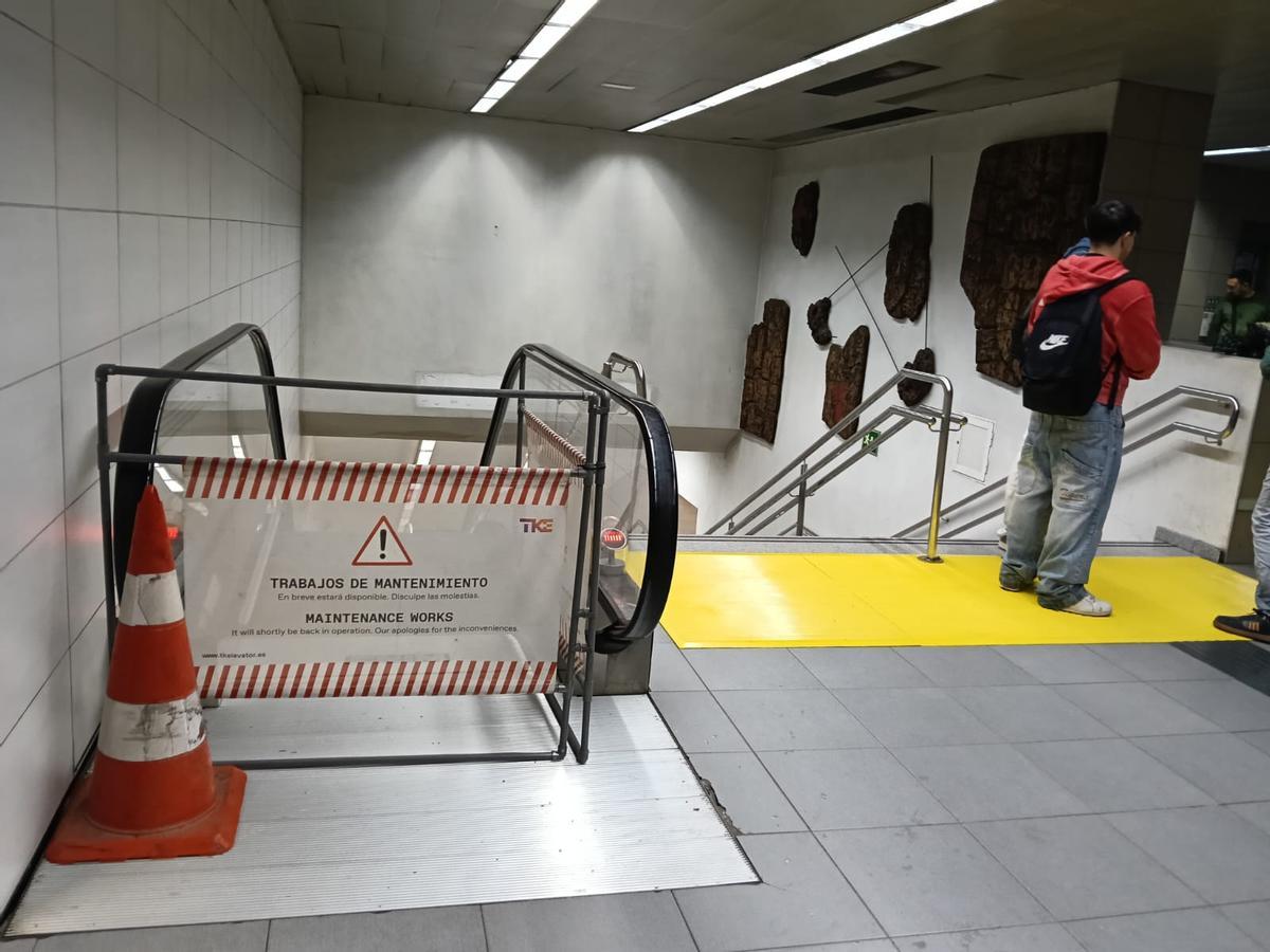 Los usuarios están cansados de ver el cartel de "Trabajos de mantenimiento" en la estación de tren de Elche-Parque