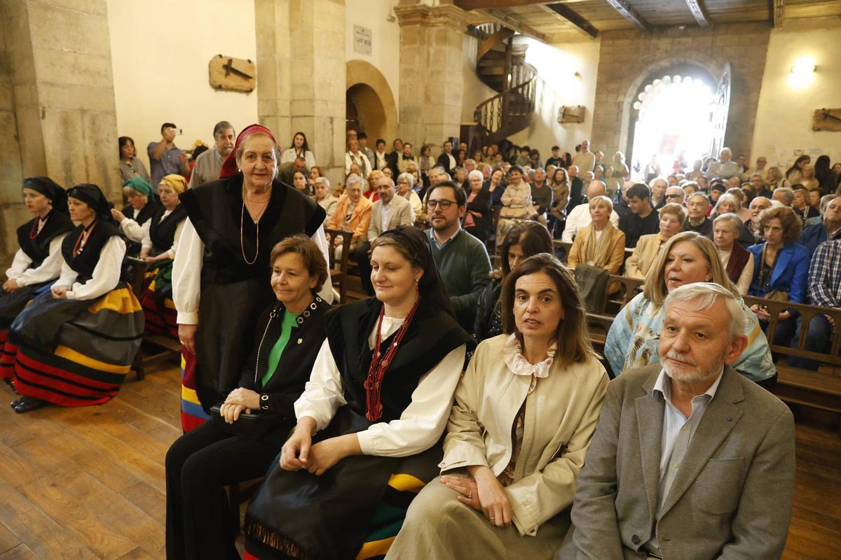 La procesión del Cristo de la Abadía de Cenero, en imágenes