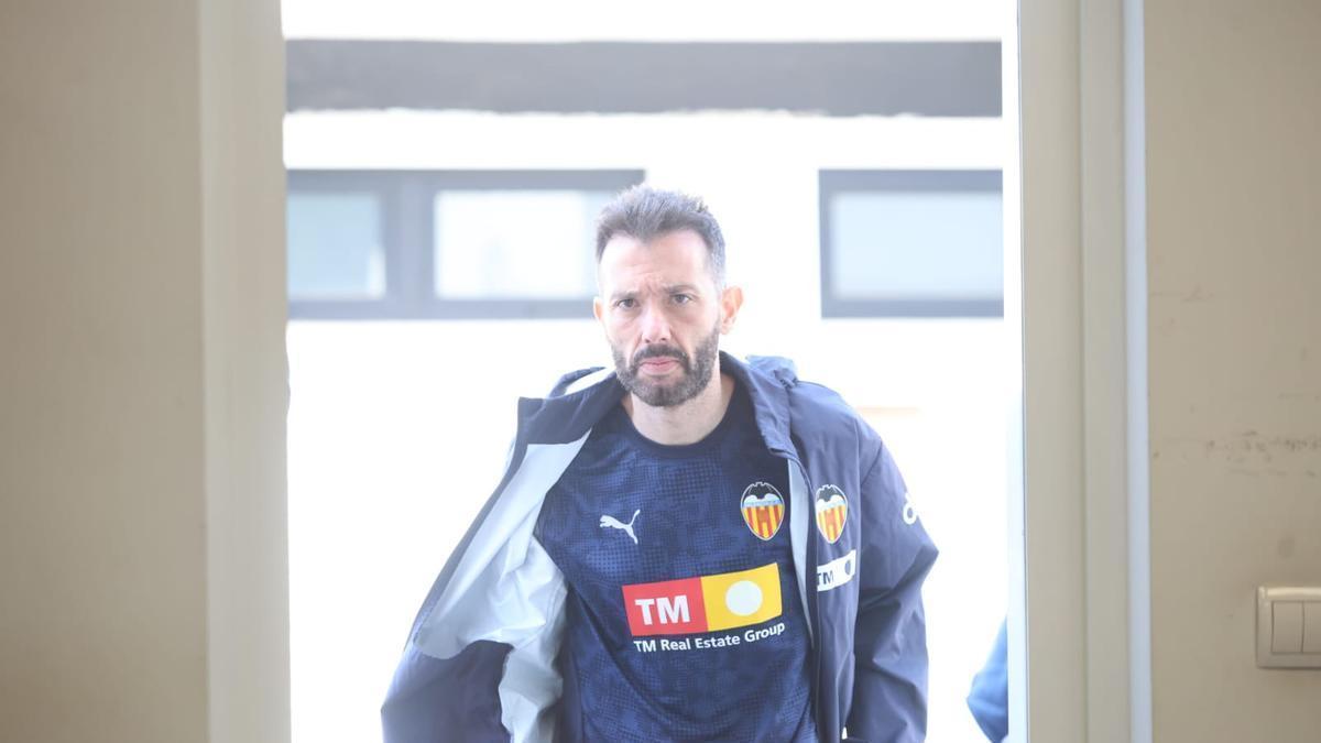 Carlos Corberán, en el momento de entrar en la sala de prensa de Paterna