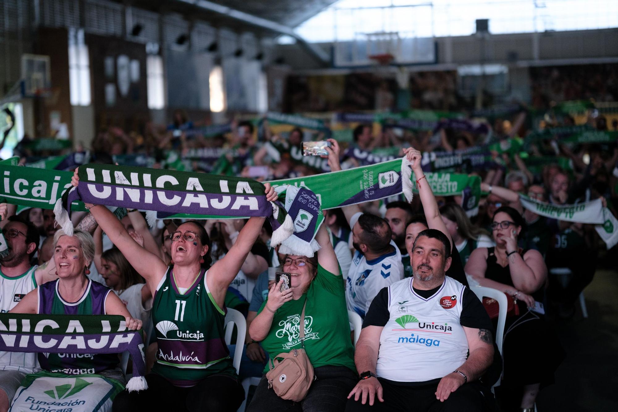 La afición del Unicaja sigue la final de la BCL en Los Guindos