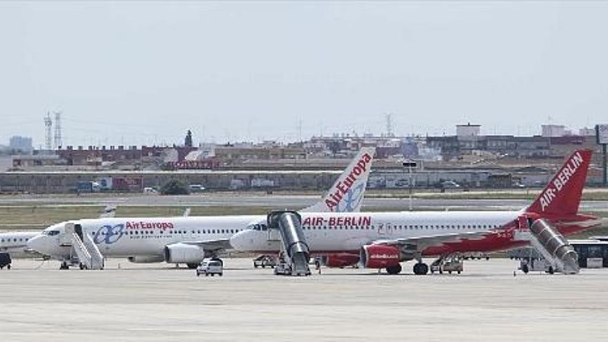 Uno de los aviones de Air-Berlin que enlaza la Comunitat Valenciana con Alemania en un momento del embarque en Manises.