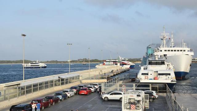 Embarque de vehículos en el puerto de la Savina hacia Eivissa.