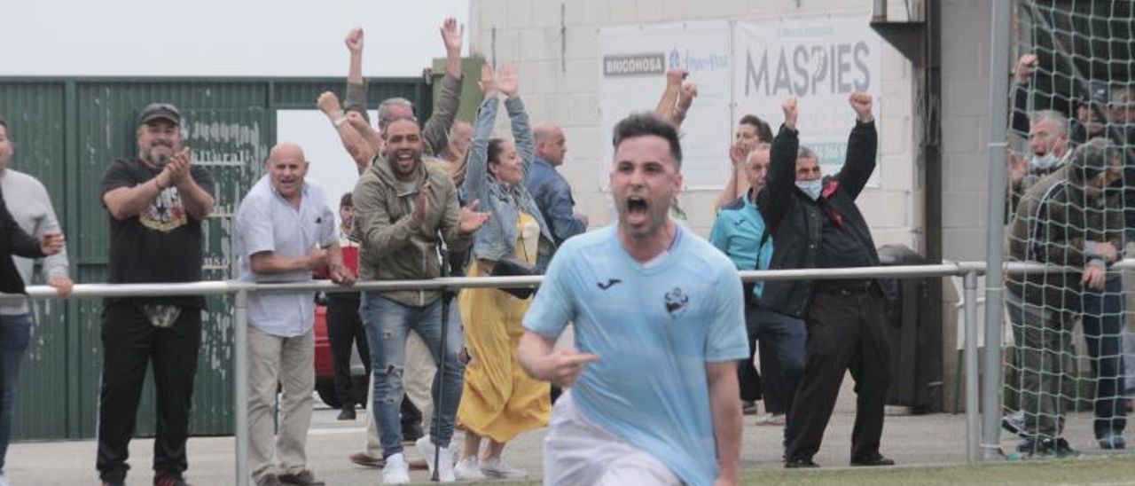 Hugo Jiménez celebra el decisivo gol anotado ante el Caselas la pasada temporada. | // SANTOS ÁLVAREZ