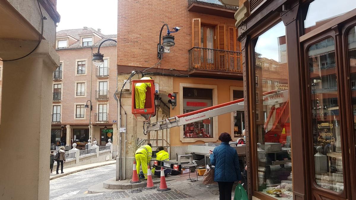 La cámara de la calle la Rúa durante su instalación hace meses.